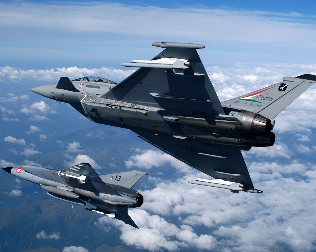 aircrafts_military_airplanes_eurofighter_typhoon_desktop_1280x1024_wallpaper-434593.jpg