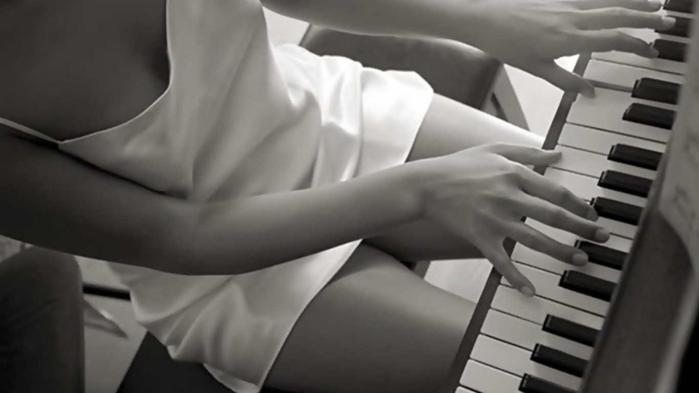 Голая любительница музыки залезла на пианино и позировала в кровати