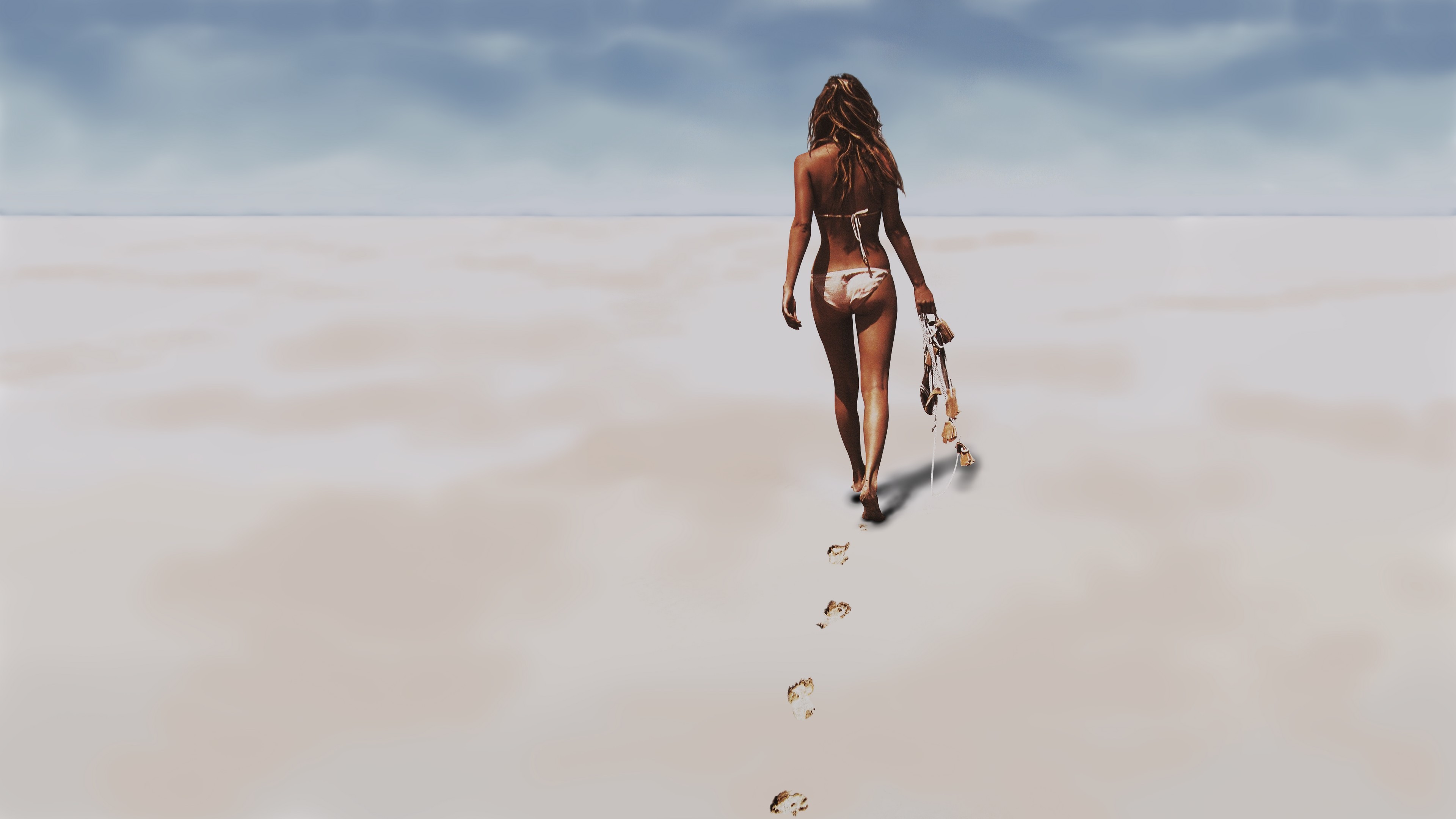 Пляжный песок прилипает к телу молодой девки Holly Anderson