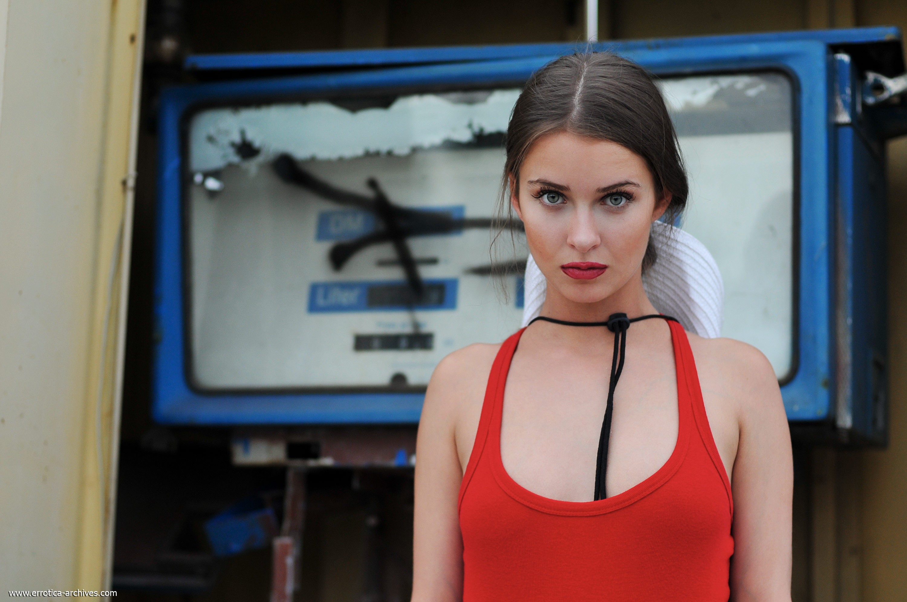 Модель Валентина Наппи с чокером на шее светит большими сиськами в бикини
