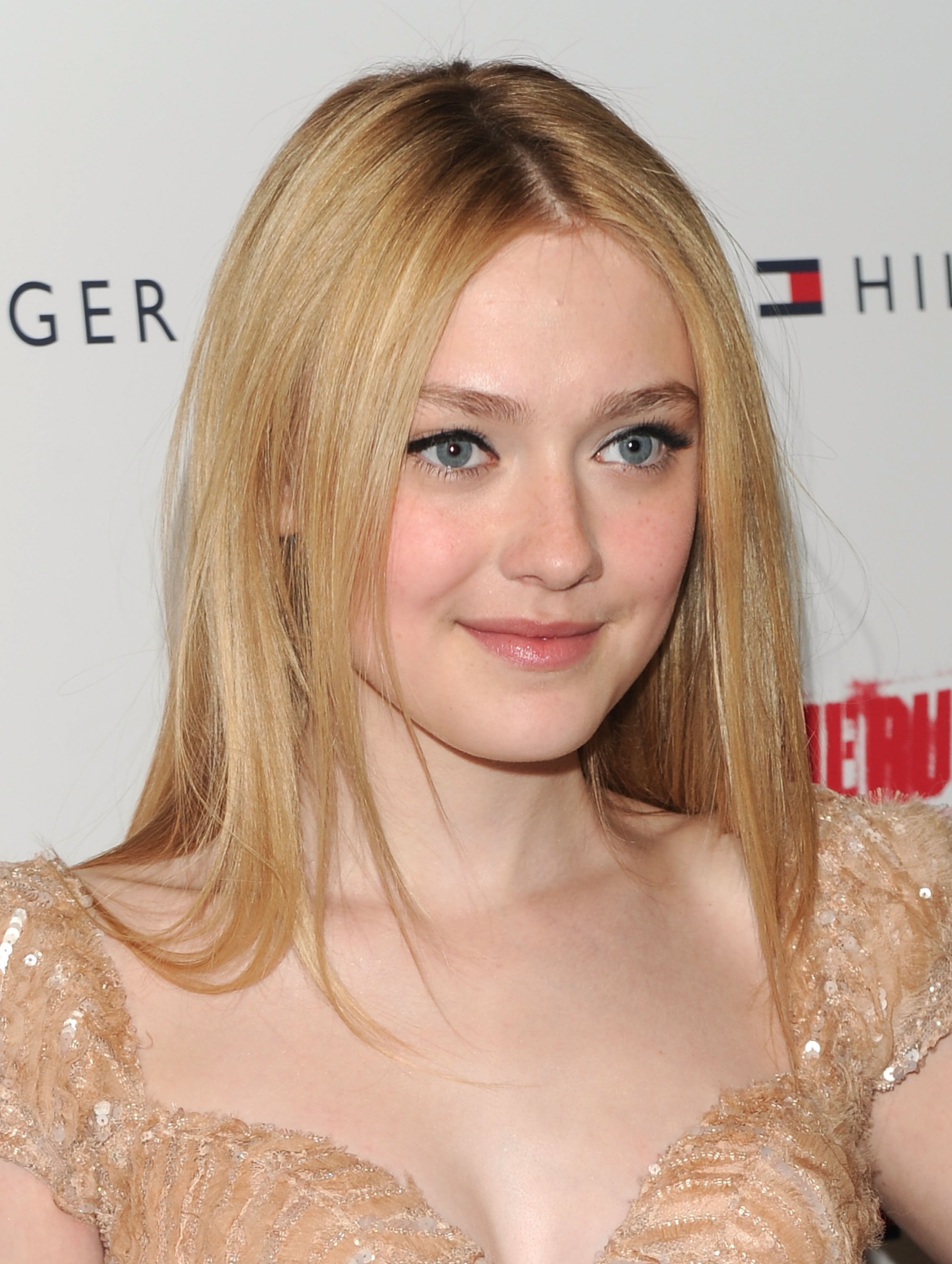 dakota fanning face