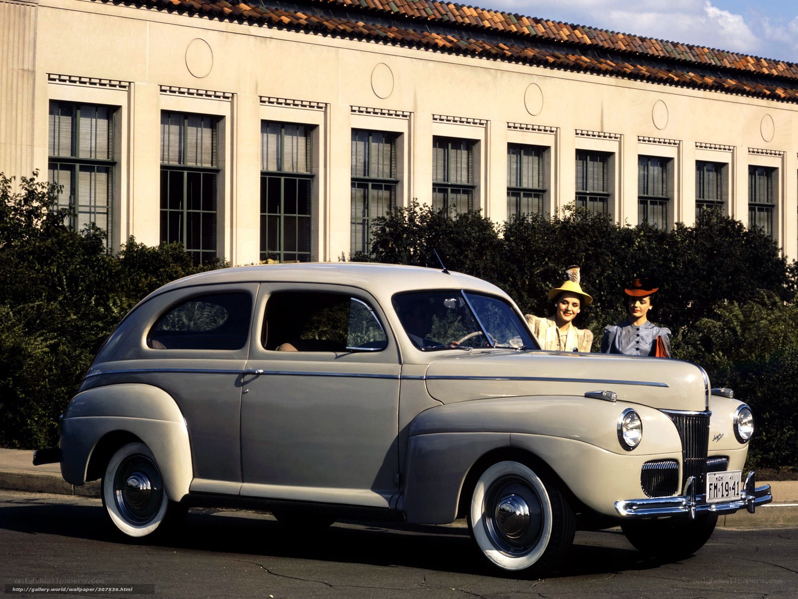1940s car with women