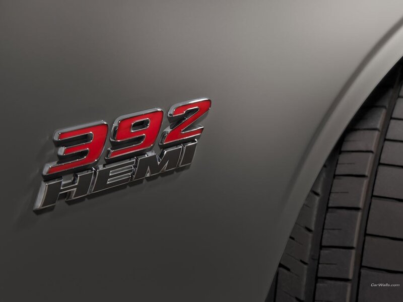 392 HEMI badge on car