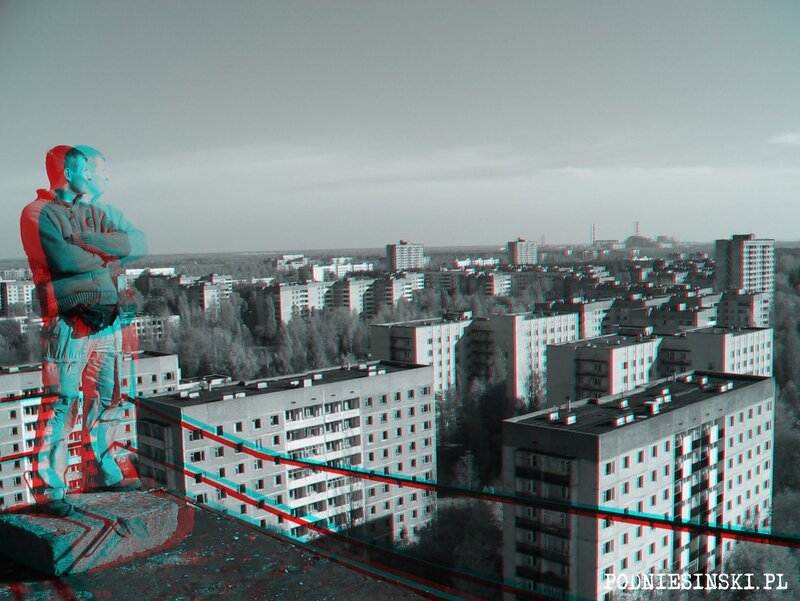 3D Anaglyph of a Man on a Rooftop