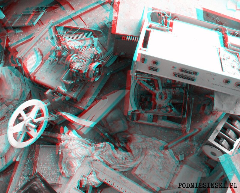 3D anaglyph of electronic waste