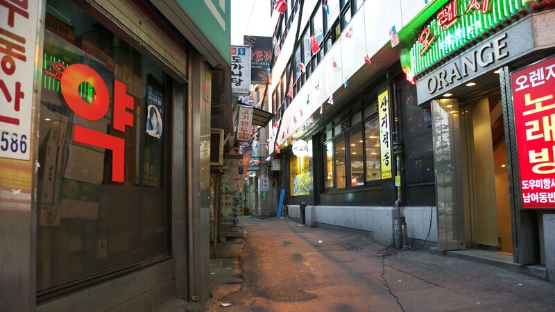 A narrow alley in Seoul