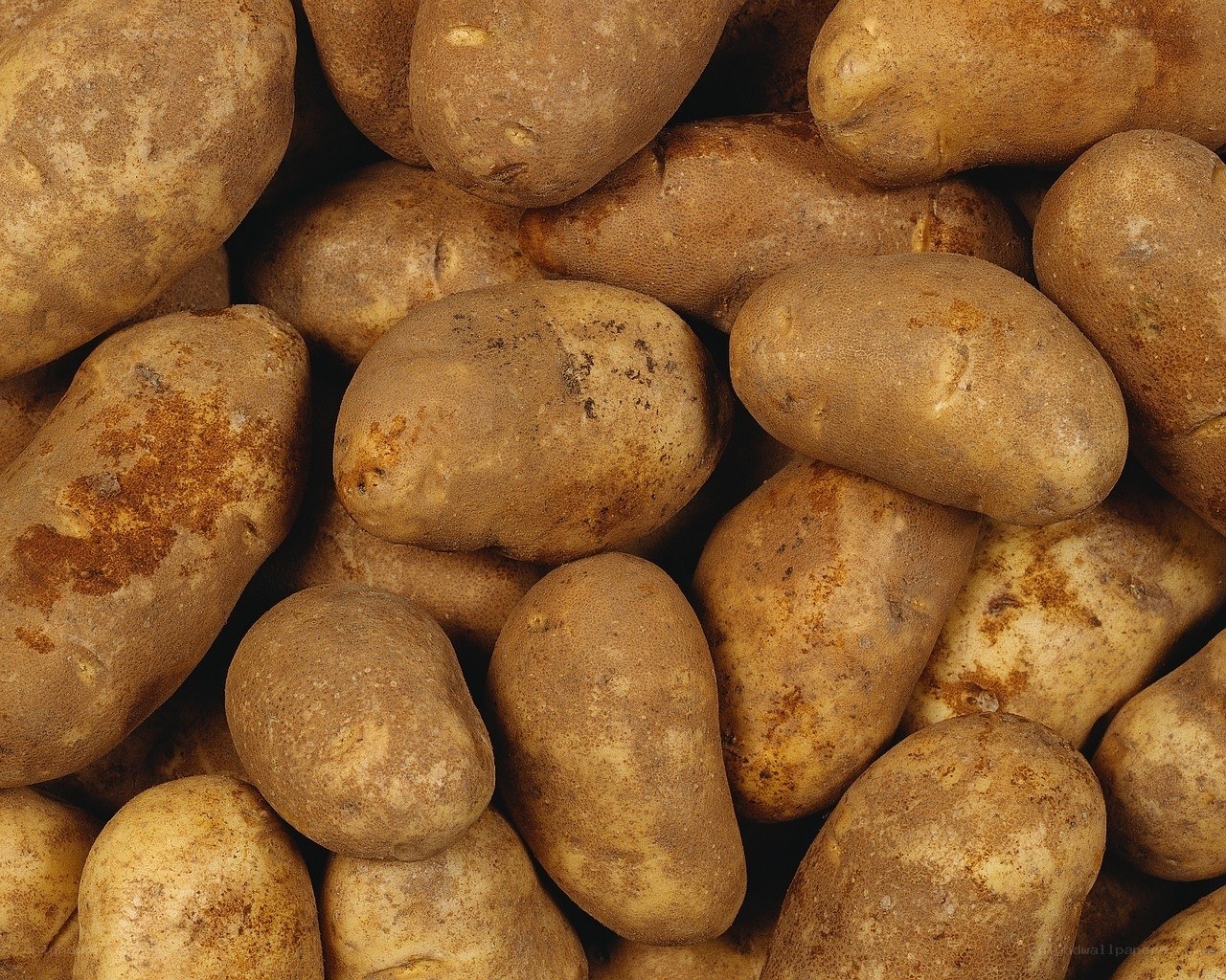 a pile of brown potatoes