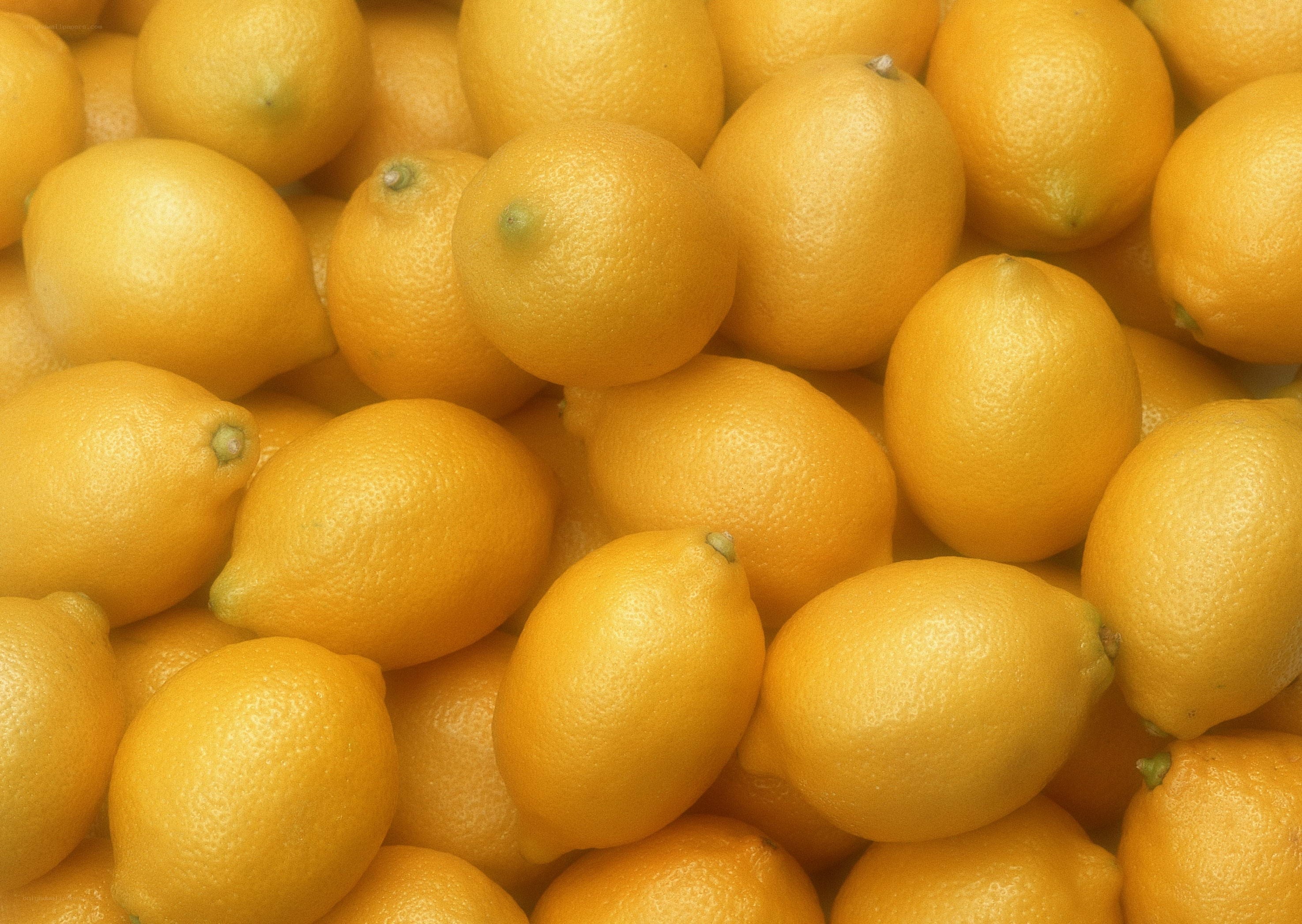 a pile of fresh lemons