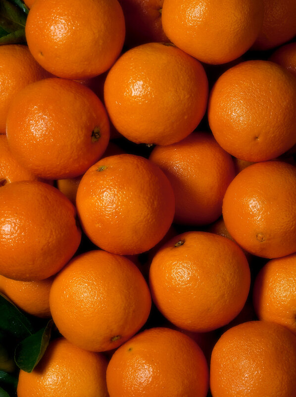 A pile of fresh oranges