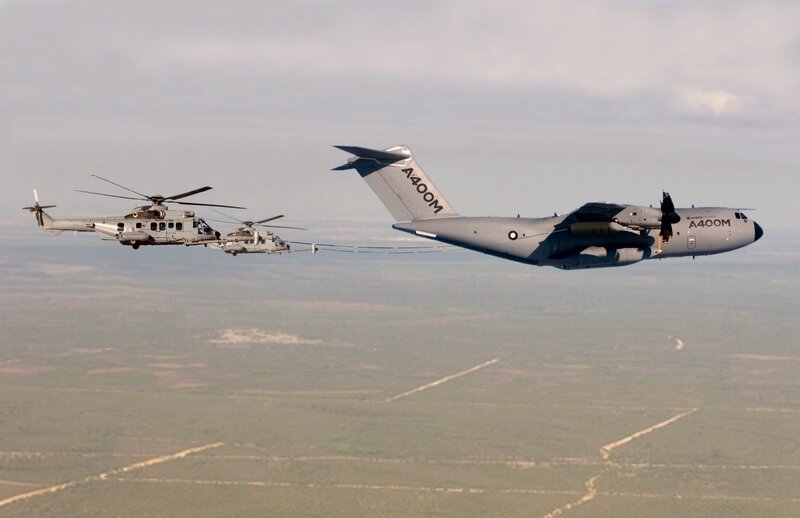 A400M refueling helicopters