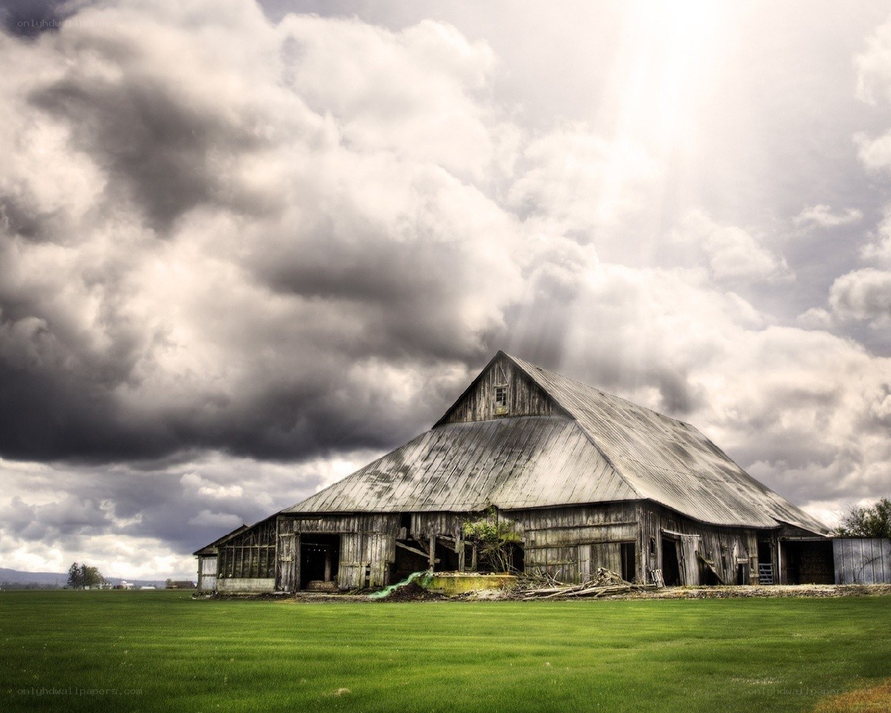 Abandoned barn in a green field