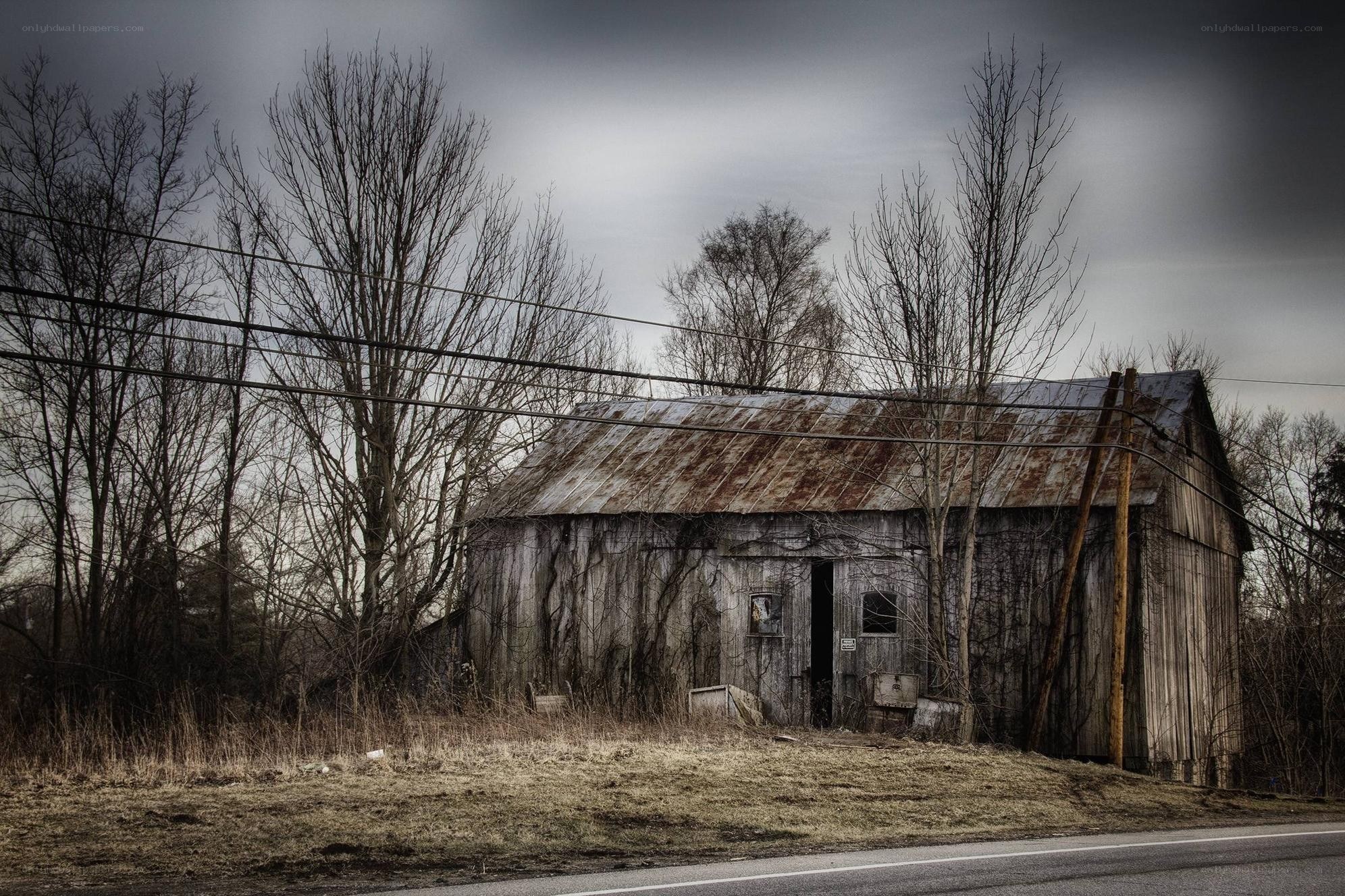 abandoned barn on roadside