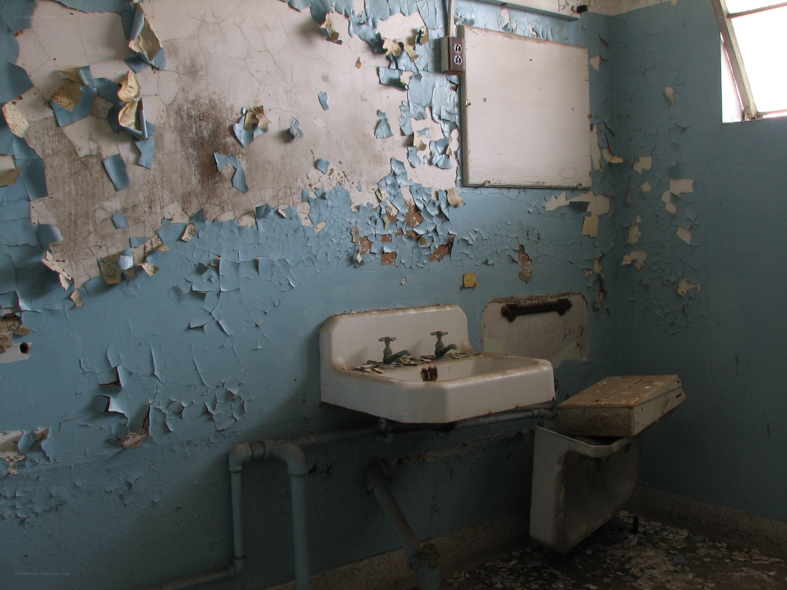 abandoned bathroom with peeling paint