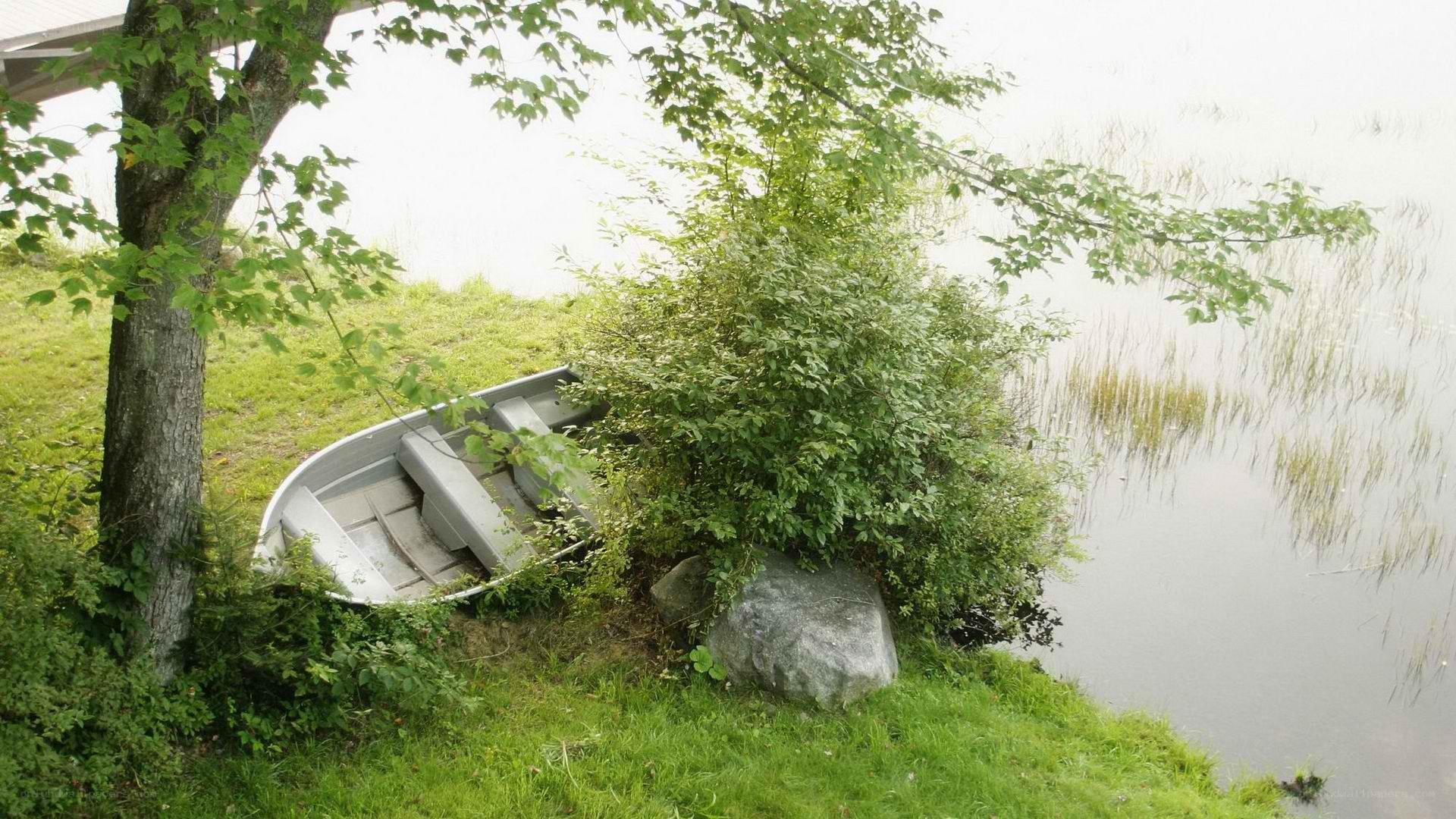 Abandoned boat by the lake