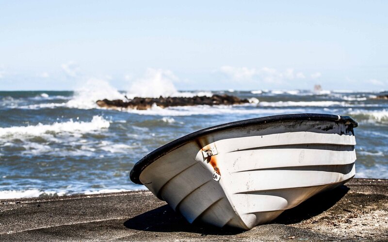 Abandoned boat on the shore