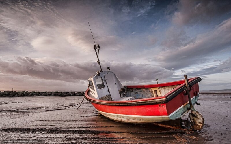 Abandoned boat on the shore