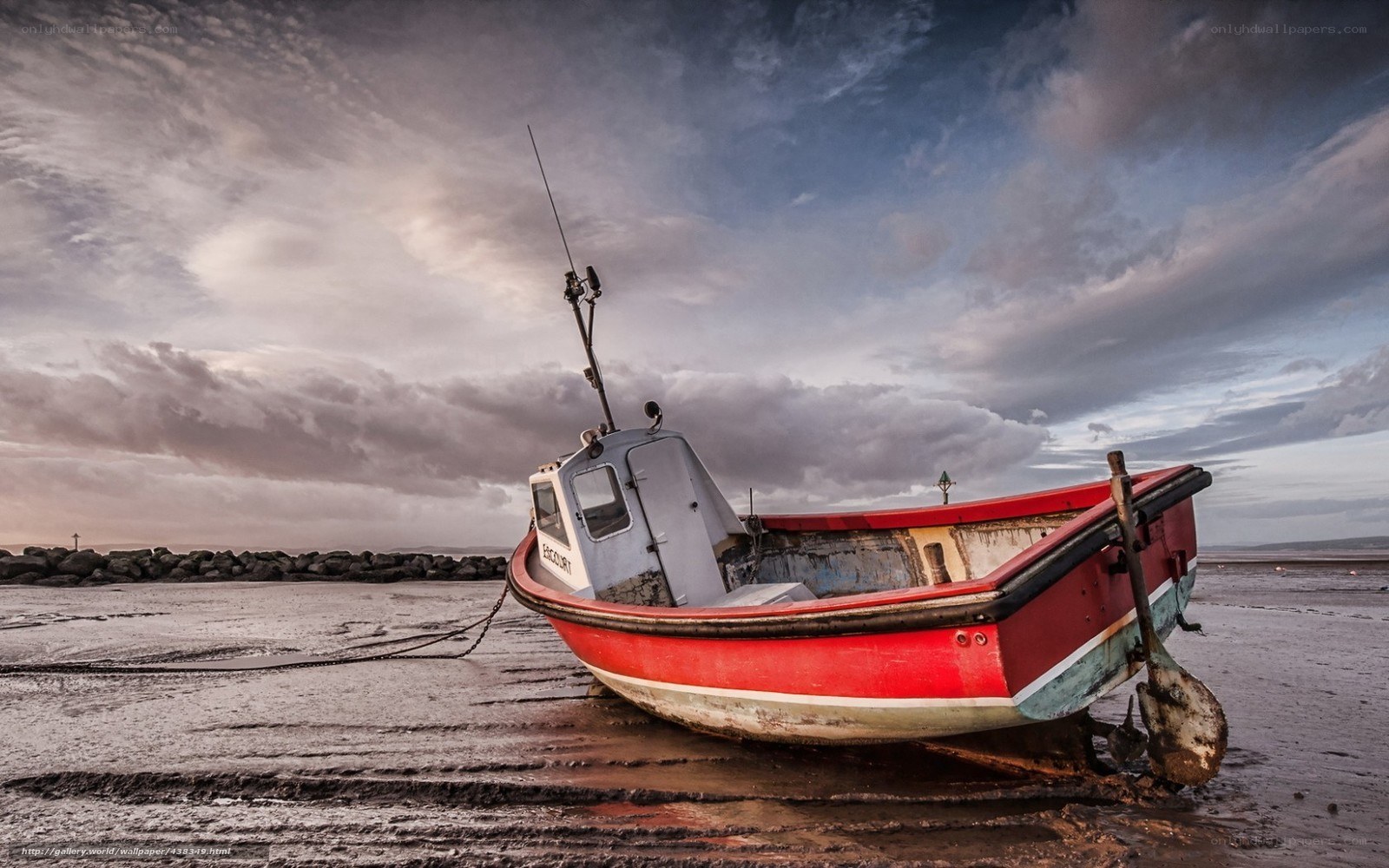 Abandoned boat on the shore