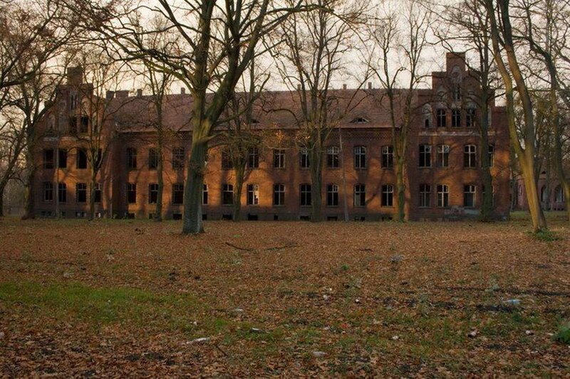 Abandoned Brick Building — Brown, Desolate, Autumn