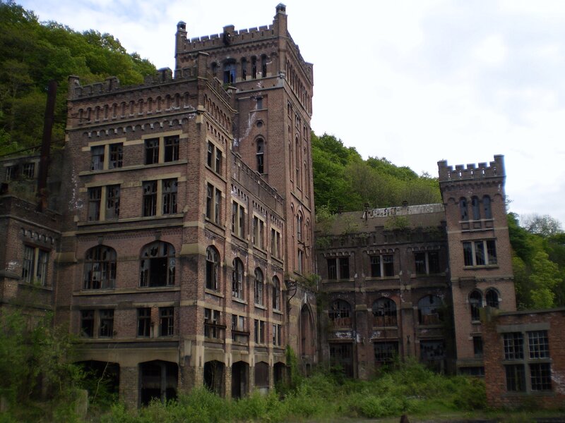 Abandoned Brick Building — Brown, Desolate, Spring