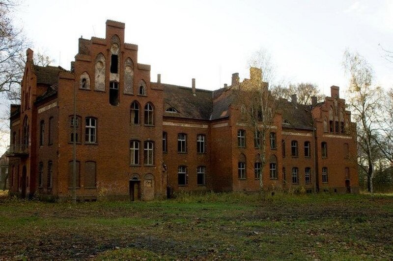 Abandoned Brick Building — Brown, Desolate