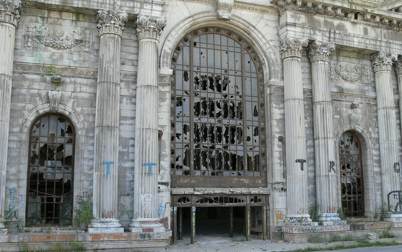 Abandoned Building Facade — Gray, Decaying