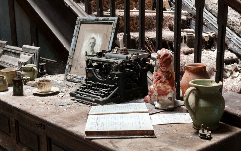 Abandoned Desk with Typewriter — Brown, Desolate