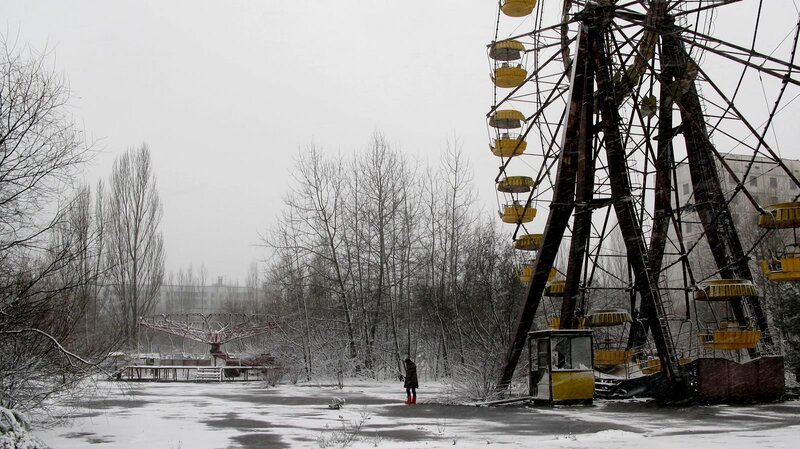 Abandoned Ferris Wheel — Gray, Desolate
