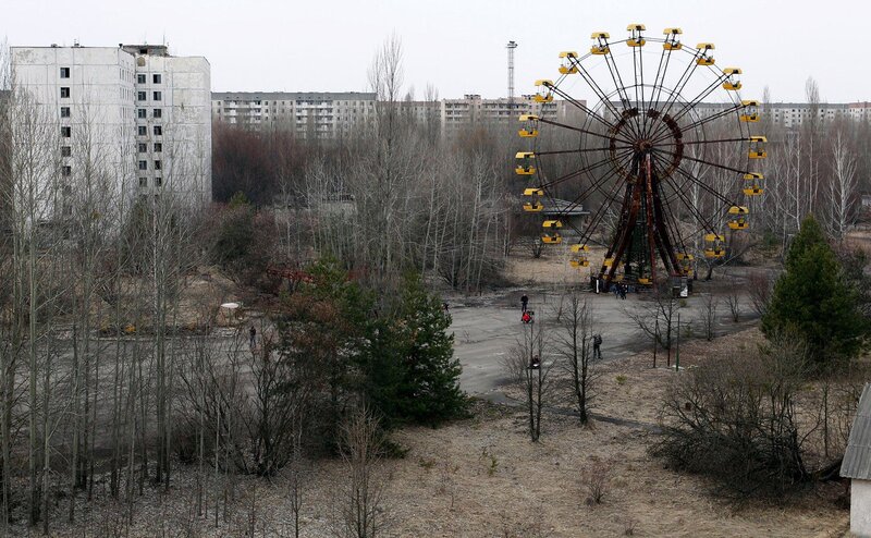 Abandoned Ferris Wheel — Gray