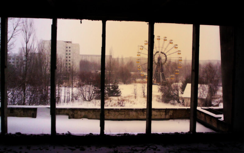 Abandoned Ferris Wheel — White, Desolate