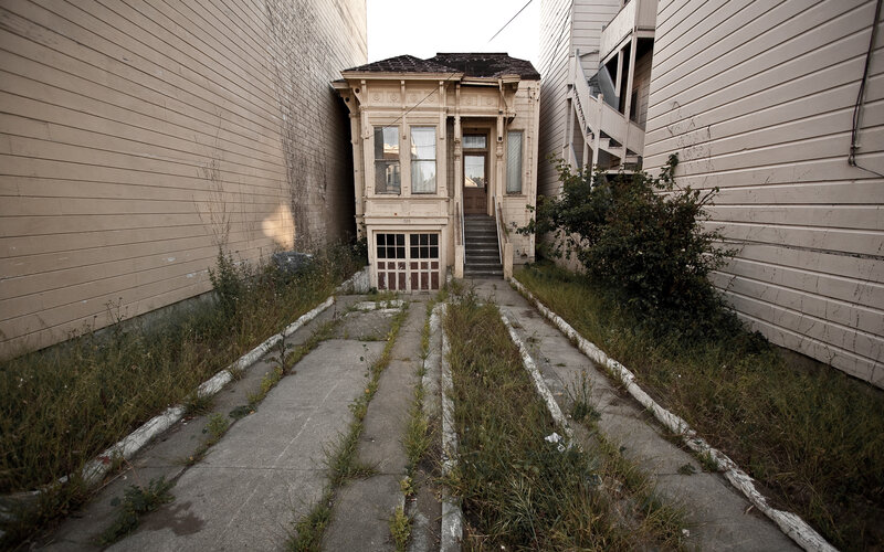 Abandoned house in alley