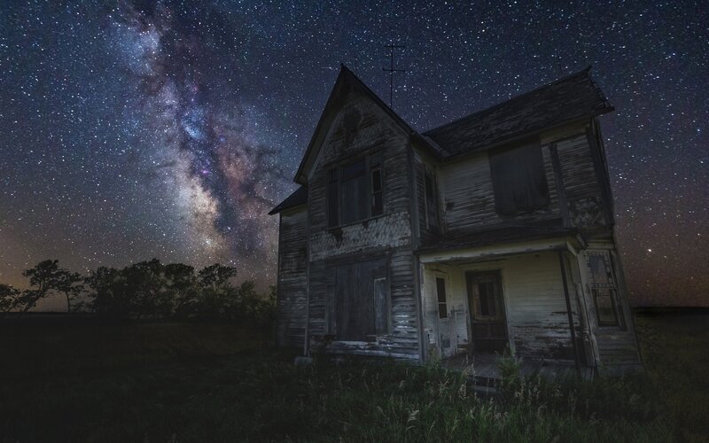 Abandoned House under Stars — Black