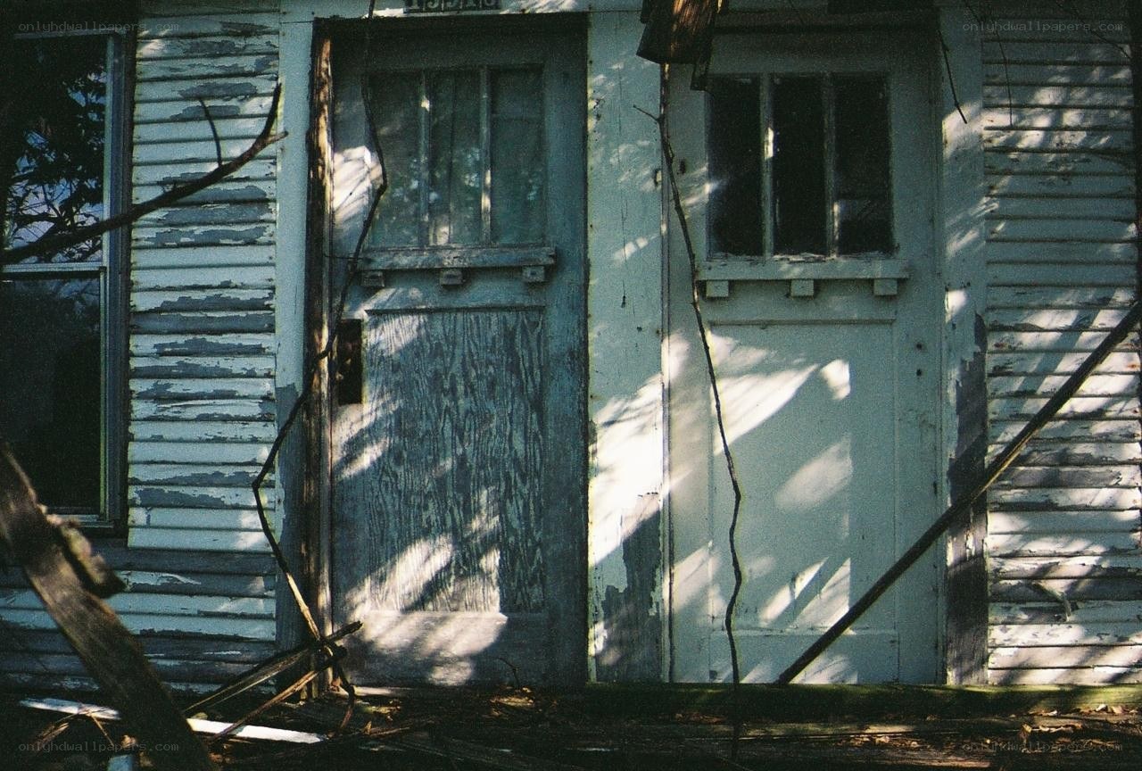 abandoned house with peeling paint