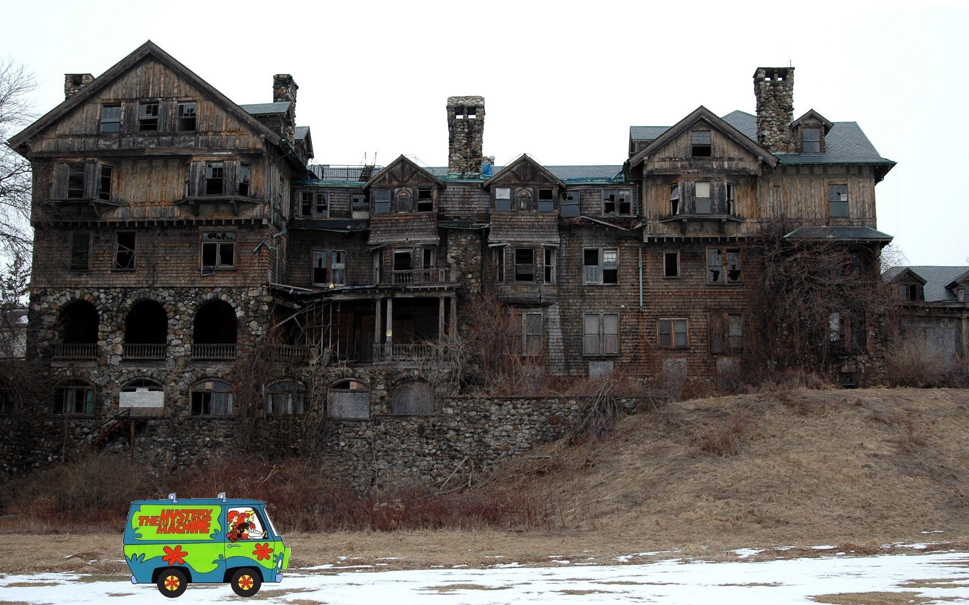 abandoned mansion with mystery machine