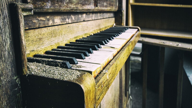 abandoned piano in decay