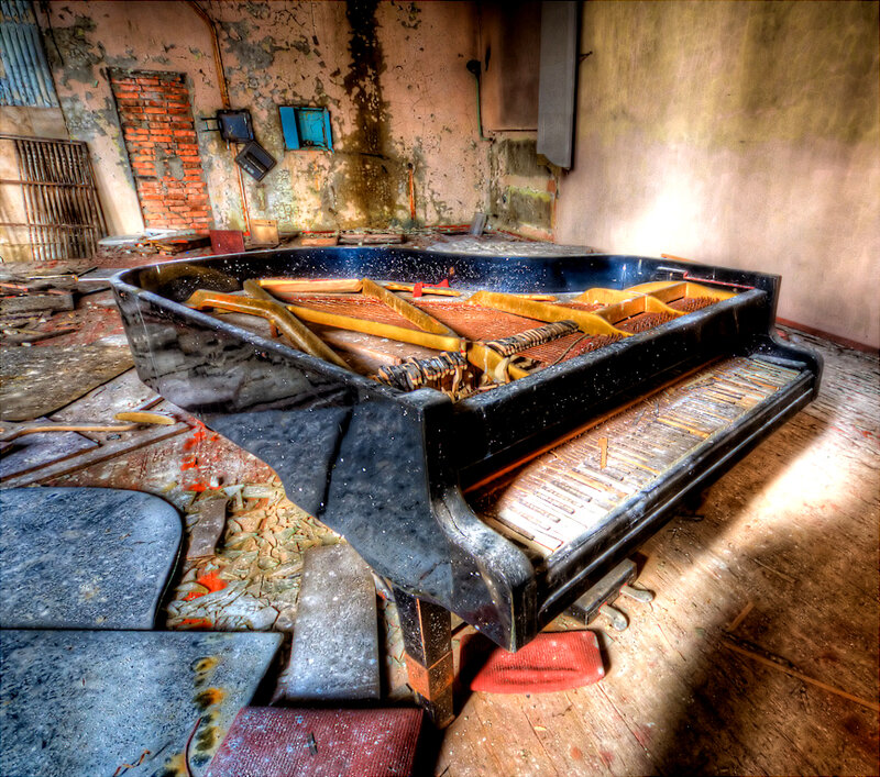Abandoned piano in derelict room