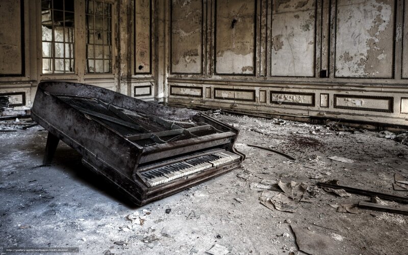 Abandoned piano in derelict room