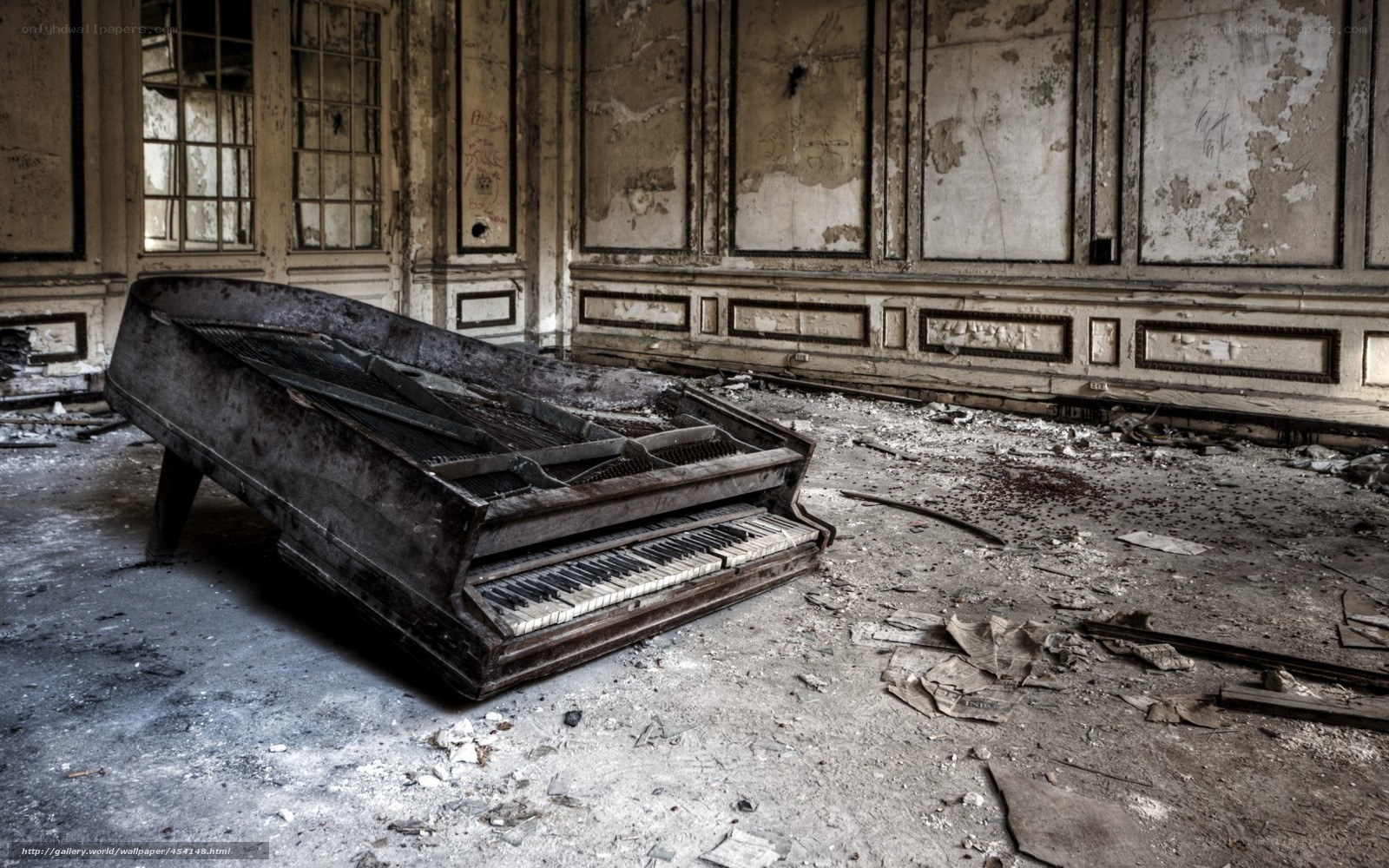 Abandoned piano in derelict room