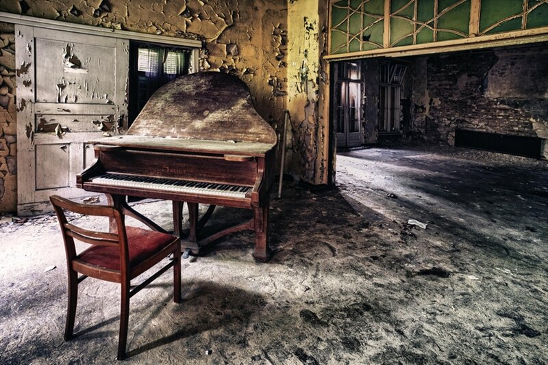 Abandoned Piano in Ruin — Brown, Desolate