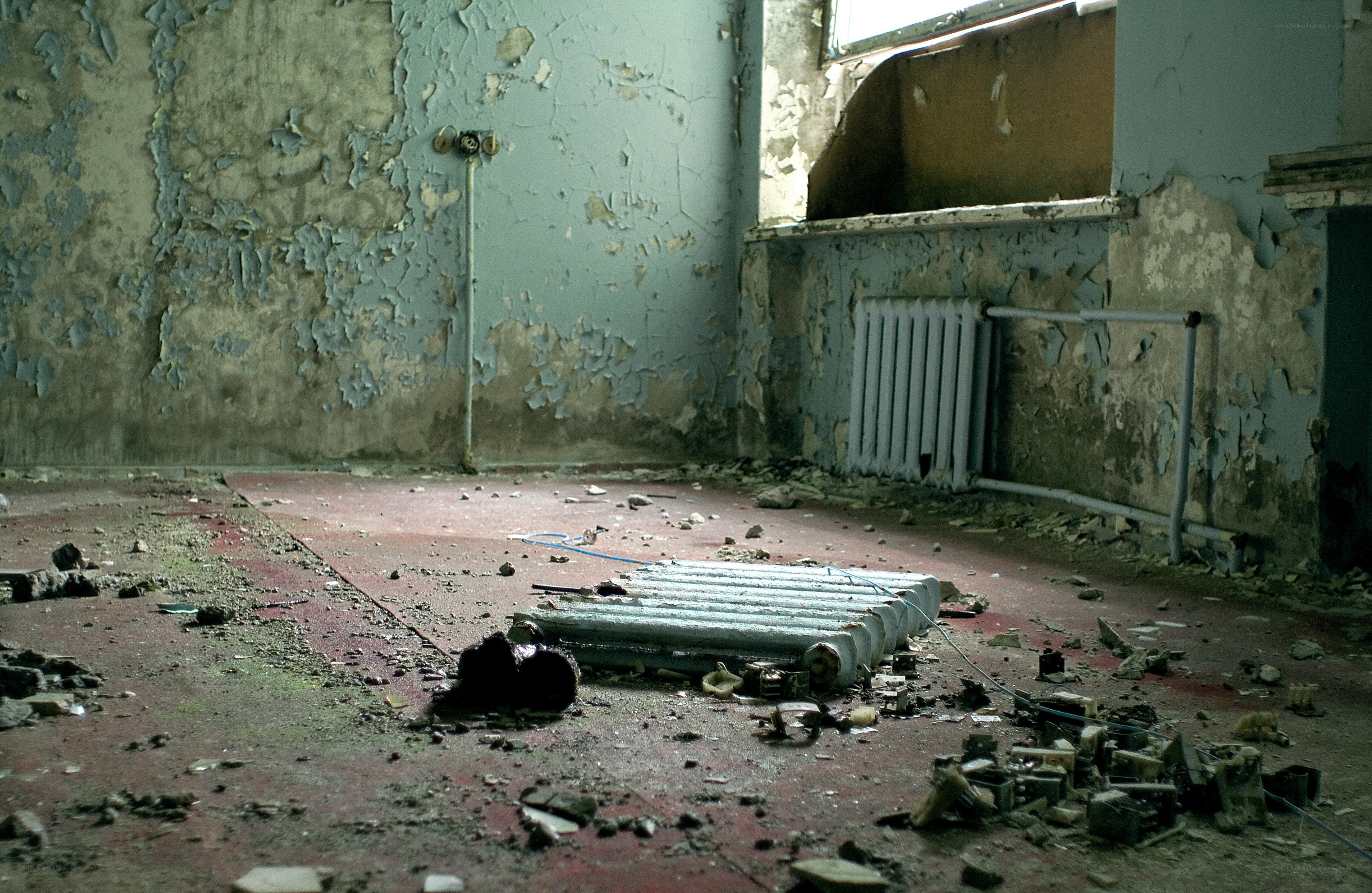 Abandoned room with debris