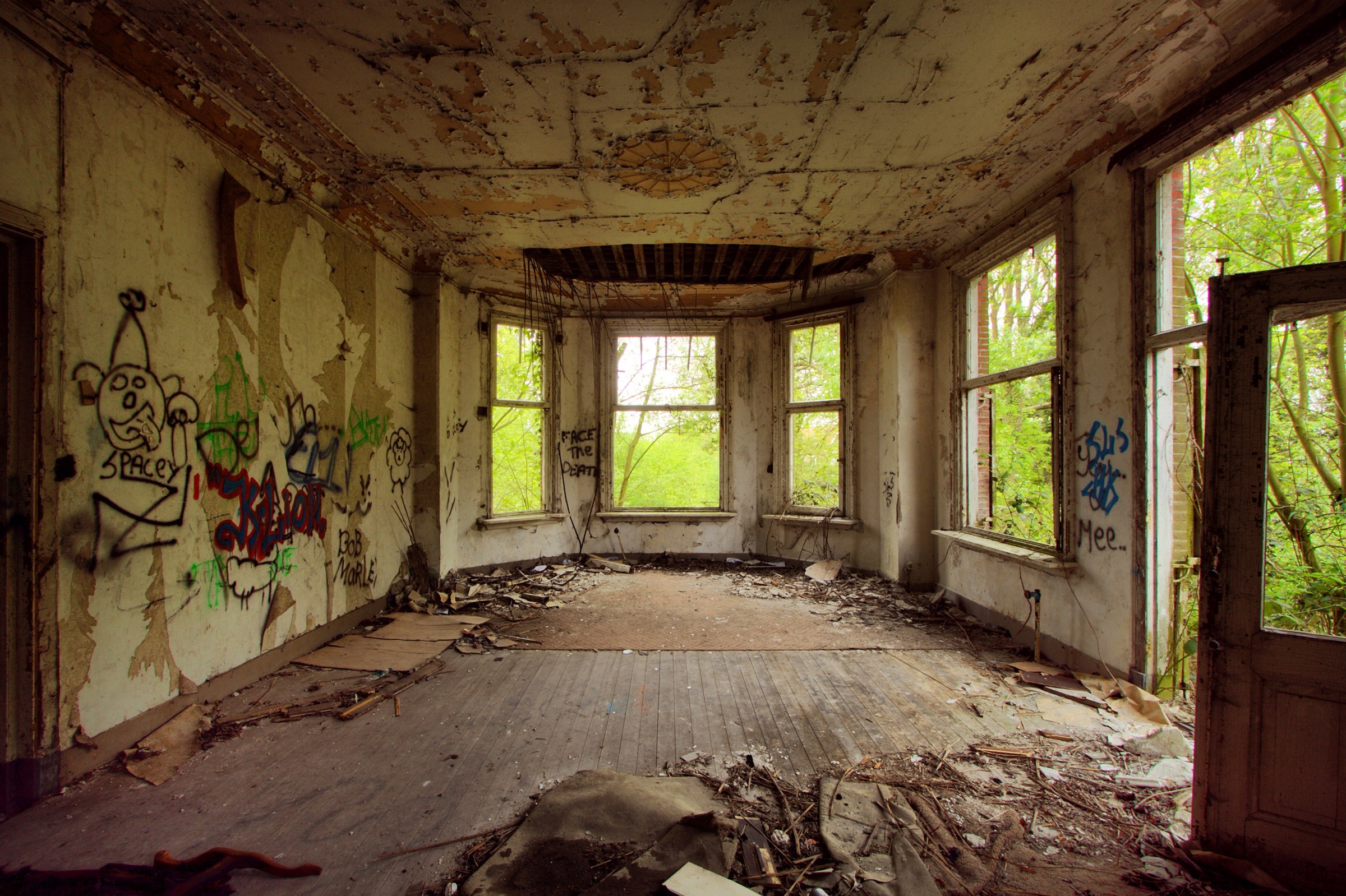 Abandoned room with graffiti