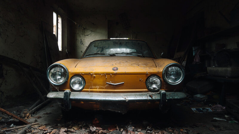 Abandoned Yellow Car — Dramatic, Photograph