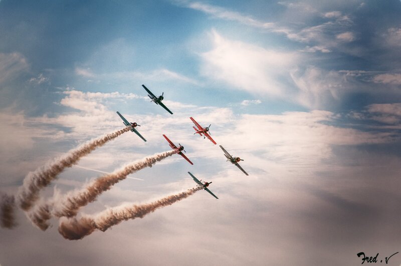 Acrobatic planes in formation