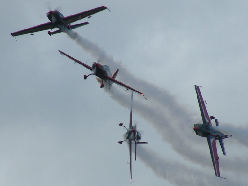 Acrobatic planes in formation