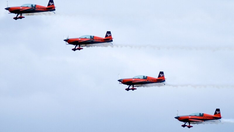acrobatic planes in formation