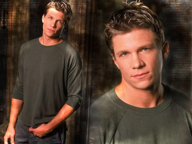 actor in green shirt