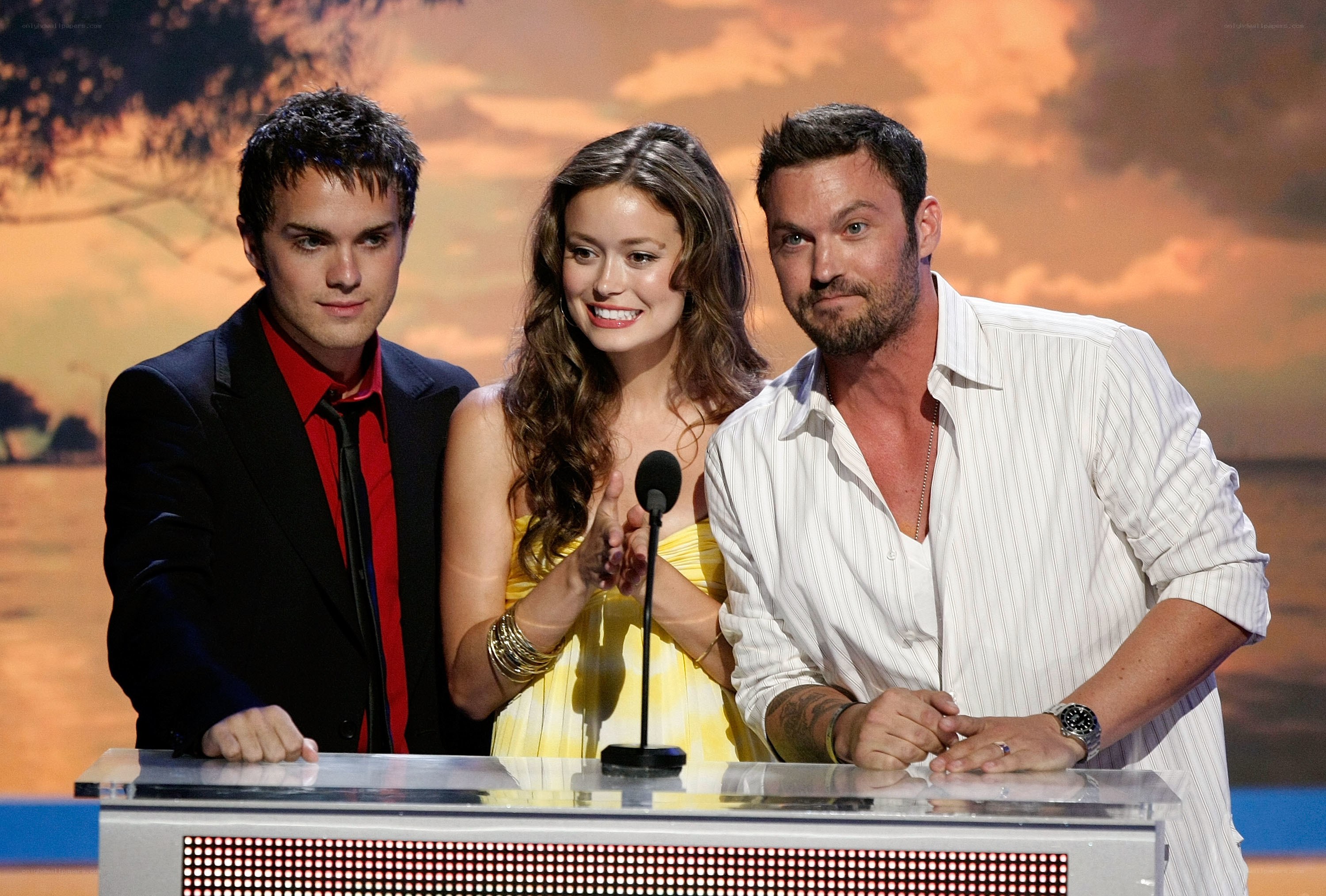 Actors at an awards ceremony