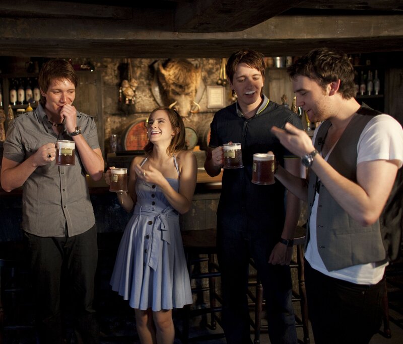 actors in a pub scene