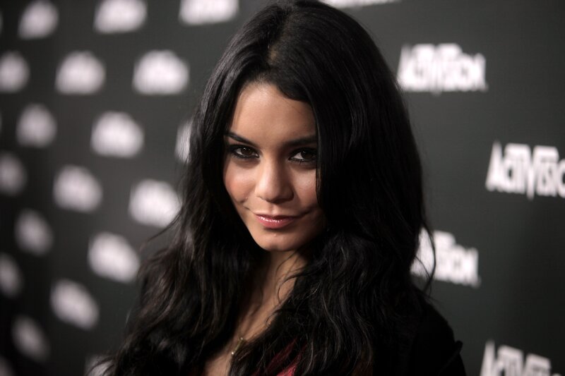 actress at event