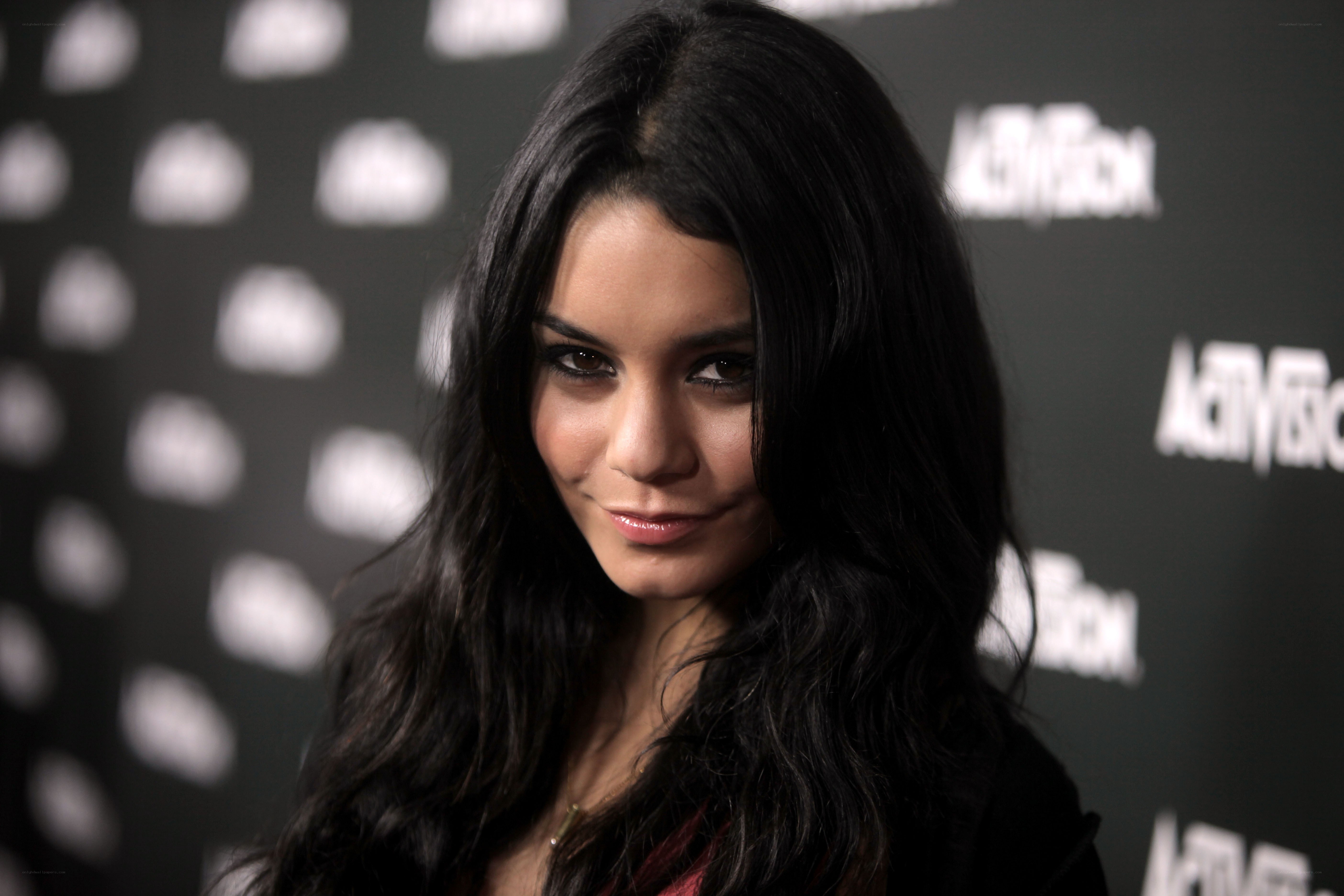actress at event