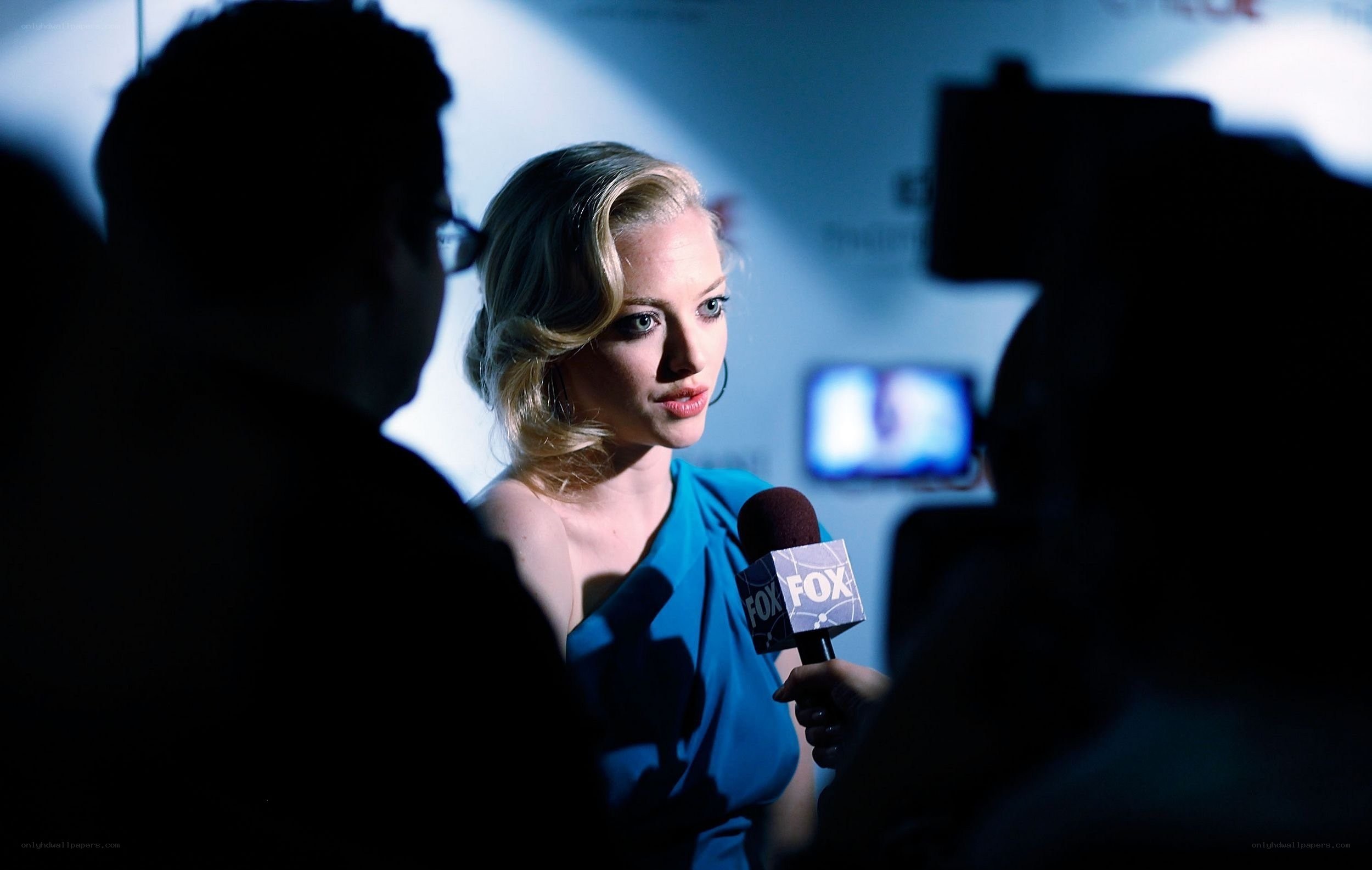 actress at press event